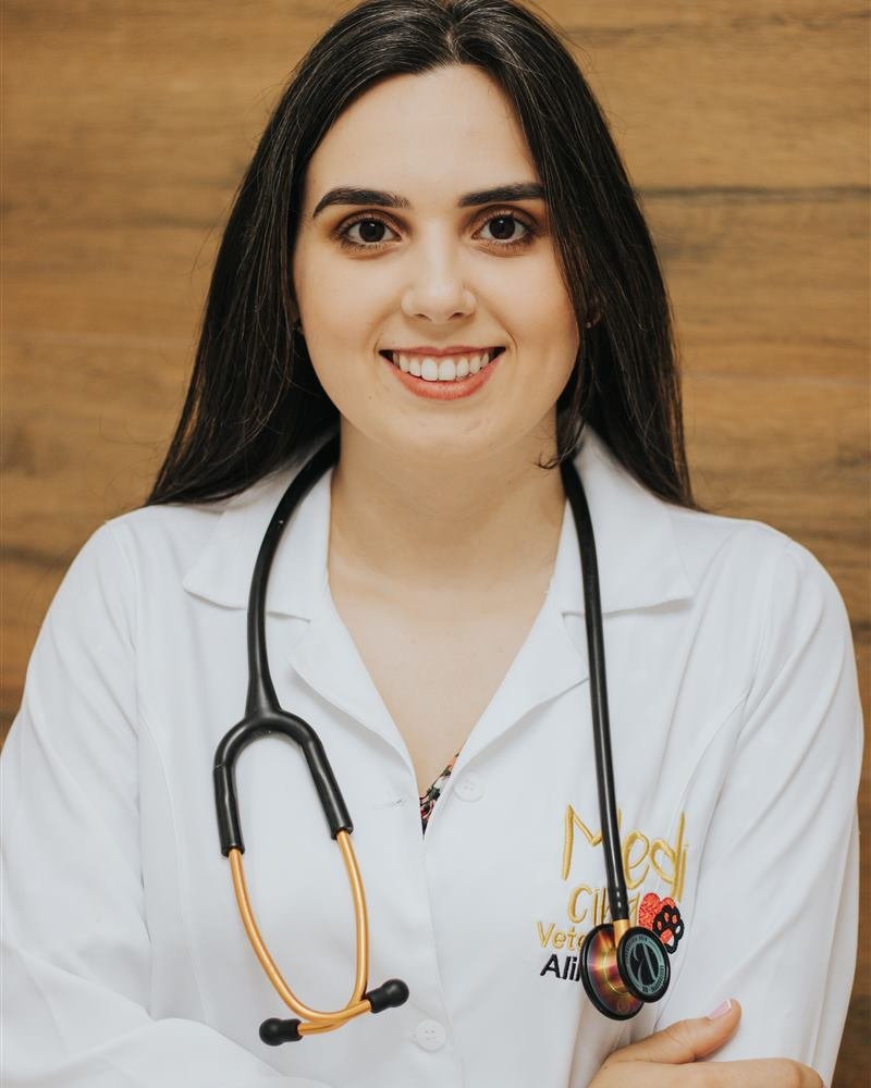M.V. Aline Santos, criadora do Método VDS, de jaleco branco com estetoscópio